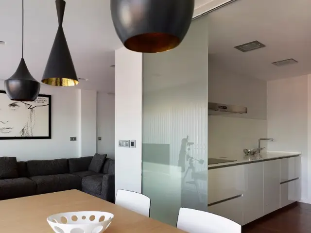 La cuisine au centre de l'espace de vie - Duplex à La Corogne par CastroFerro Architectes