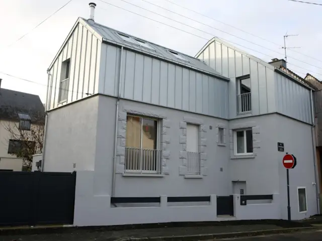 Une façade plus homogène et plus moderne - Une surélévation zinc