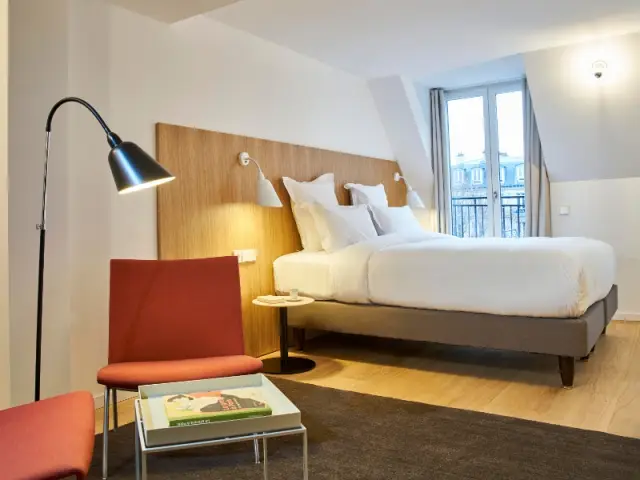 Un coin lecture douillet dans la chambre à coucher - Le 9Hotel République