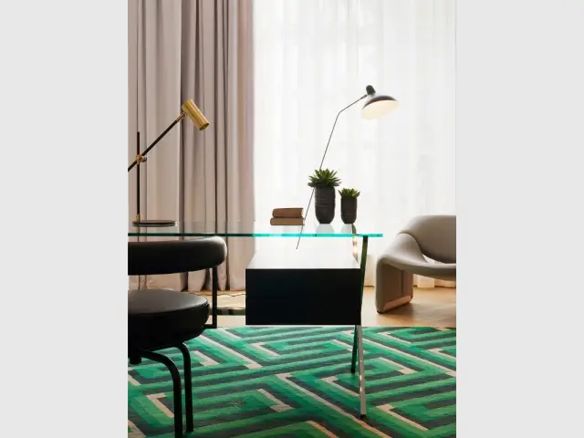 Tapis géométrique et mobilier fifties dans le bureau - The Mellier Mayfair