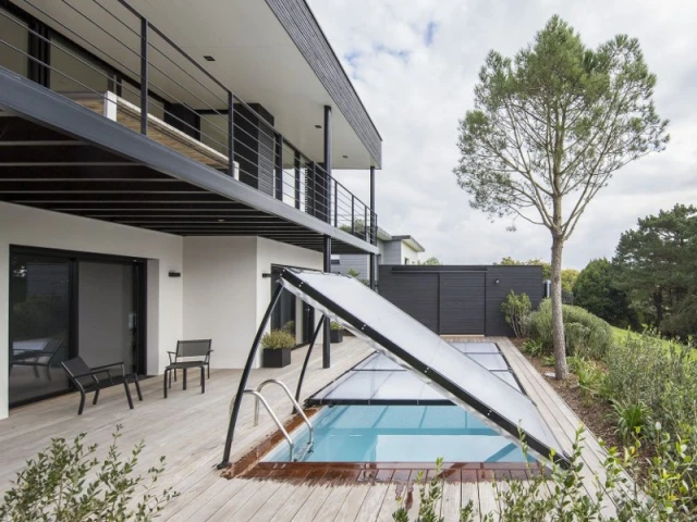 Un abri piscine en harmonie avec la maison - Un abri plat discret et moderne