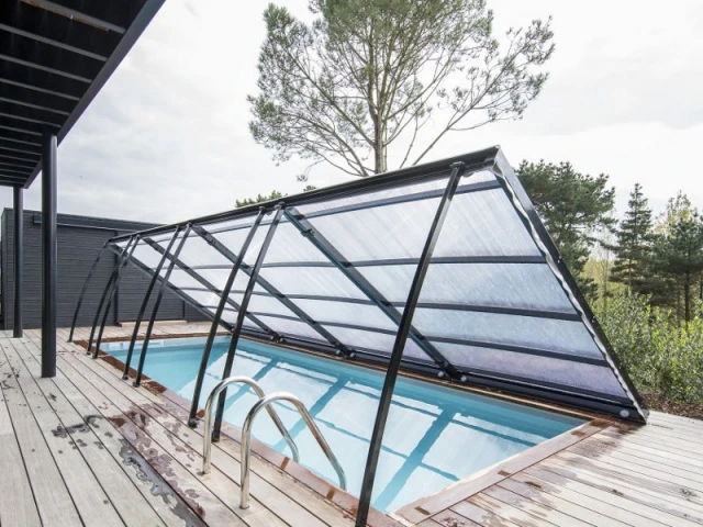 Un entretien de la piscine simplifié  - Un abri plat discret et moderne