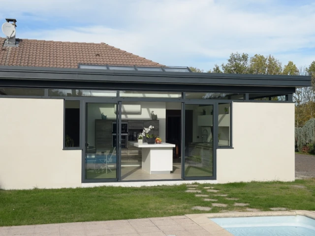 Une véranda et une pergola sur le même alignement - Quand véranda plate et pergola se combinent