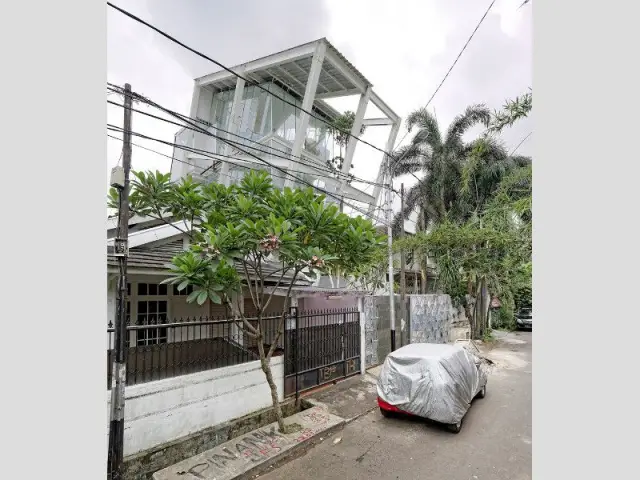 Maison penchée à Jarkarta : vue de la rue - Maison penchée à Jarkarta en Indonésie