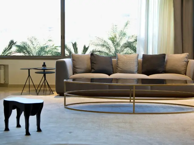 Une table bestiale, la touche design du salon - Un triple séjour élégant signé ROHD