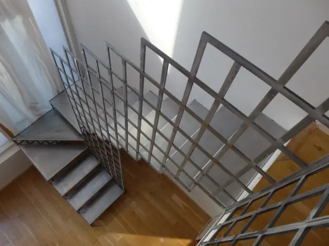 Un escalier tournant pour jouer avec l'espace - Une escalier en acier pour redynamiser une pièce