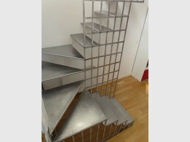 De l'acier pour réfléchir la lumière et apporter de la fraîcheur au lieu  - Une escalier en acier pour redynamiser une pièce