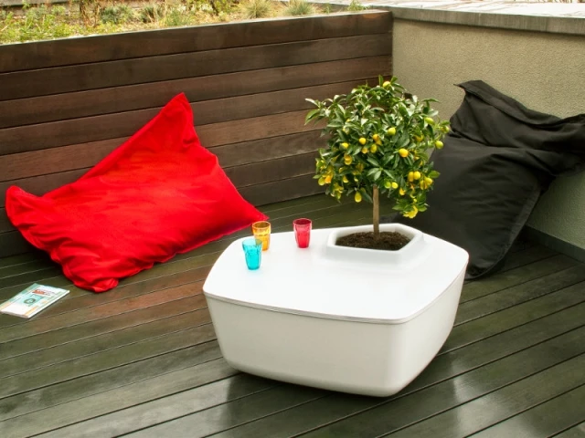 Des poufs colorés pour un balcon contemporain - Solutions pour un mini balcon