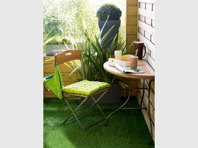 Une table en demi-lune pour un balcon accueillant - Solutions pour un mini balcon