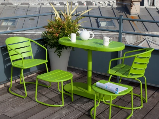 Une table et des fauteuils qui s'imbriquent pour un balcon dégagé - Solutions pour un mini balcon