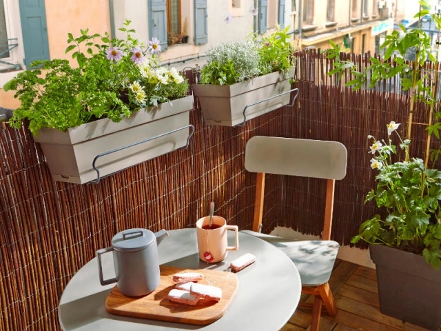 Des jardinières suspendues pour un balcon dégagé - Solutions pour un mini balcon