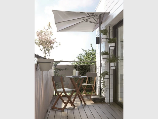 Un parasol en demi-lune pour un balcon ombragé - Solutions pour un mini balcon