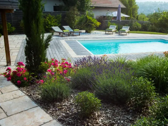 Des massifs fleuris pour créer des séparations