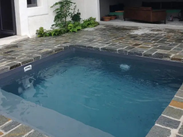 La pose du bloc de filtration de la mini piscine - Une petite piscine au coeur d'une cour intérieure