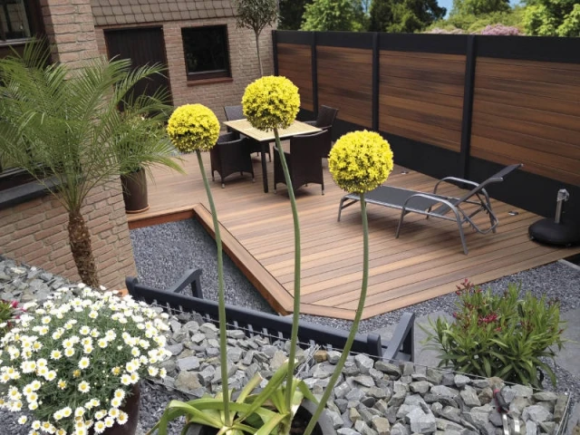 Une clôture en bois massif pour un jardin dissimulé - Un jardin delimité pour plus d'intimité