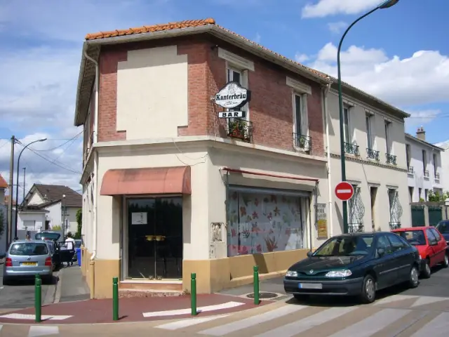 Avant : Un café de quartier apprécié des personnes âgées - Un café traditionnel transformé en bureau et logement privé