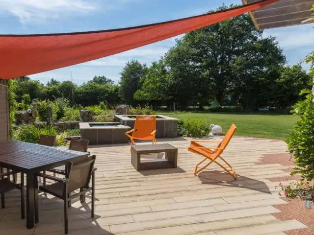 Une terrasse en béton pour un effet bois