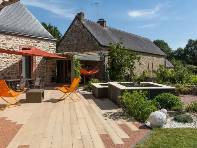 Un coloris chêne clair pour une terrasse... en béton  - Une terrasse en béton pour un effet bois