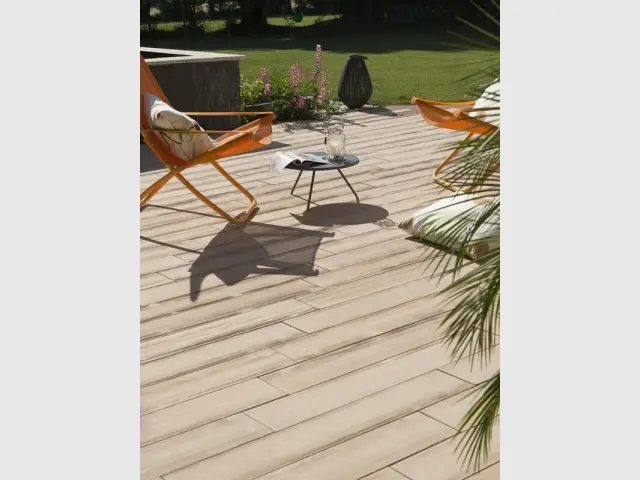 Une terrasse en béton posée en quelques jours - Une terrasse en béton pour un effet bois