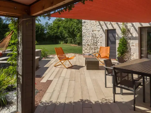 Installation d'une terrasse en béton Boibé chez un particulier  - Une terrasse en béton pour un effet bois