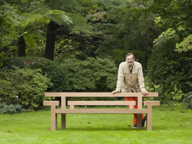 Un banc en teck aux formes orginales pour plus de force - Les designers et les marques outdoor