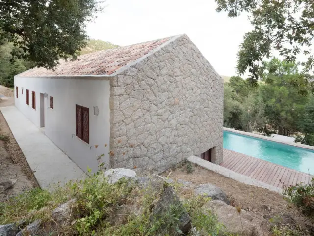 Des tuiles en canal pour une ambiance méditerranéenne - Une maison contemporaine s'allie aux traditions