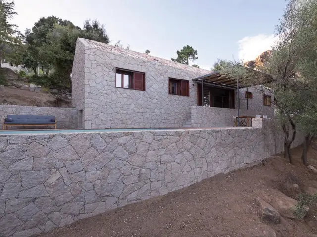 Des murs de soutènement typiques des maisons corses - Une maison contemporaine s'allie aux traditions