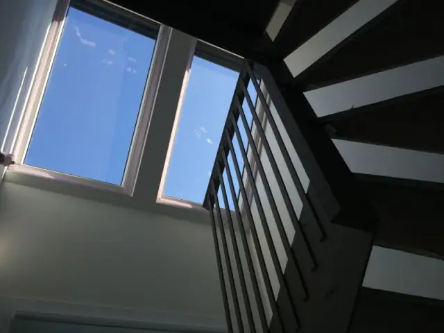 Un escalier comme un puits d'aération - Maison Renov Active à Bruxelles par Velux