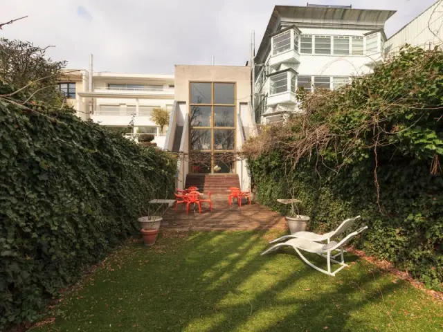 Vue du jardin de la maison dessinée par Philippe Starck - La Maison Lemoult signée Philippe Starck