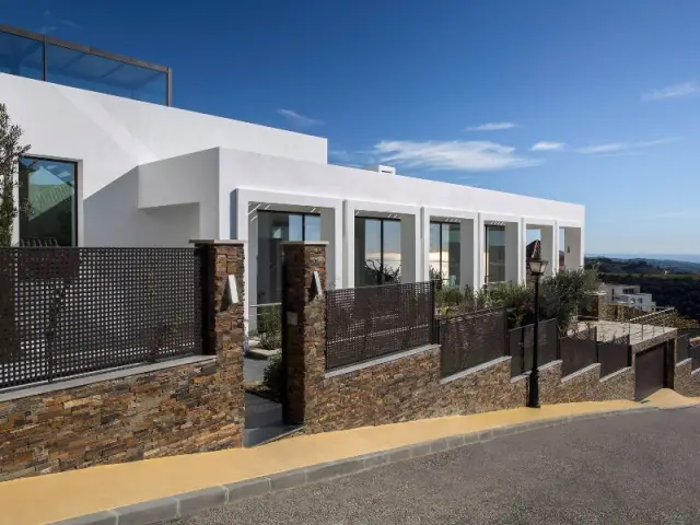 Une villa sur un terrain en pente pour une vue panoramique sur la mer - Une villa lumineuse entre mer et montagne