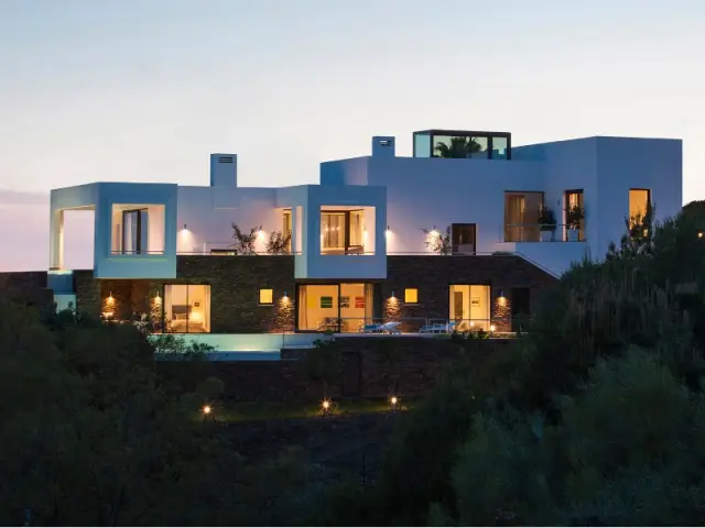 Piscine en cascade et toiture terrasse pour une villa de luxe - Une villa lumineuse entre mer et montagne