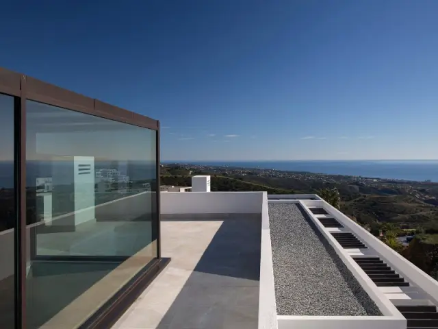 Un cube transparent pour la toiture-terrasse - Une villa lumineuse entre mer et montagne