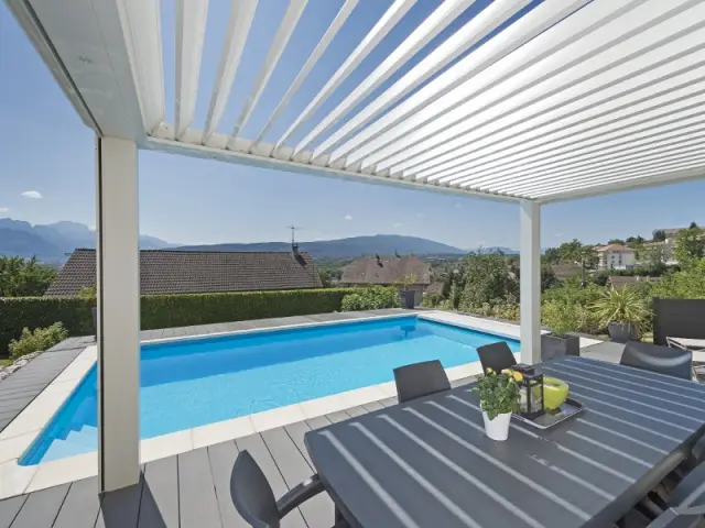 Une pergola montée sur place pour faciliter l'installation  - Une pergola contemporaine magnifie une bâtisse