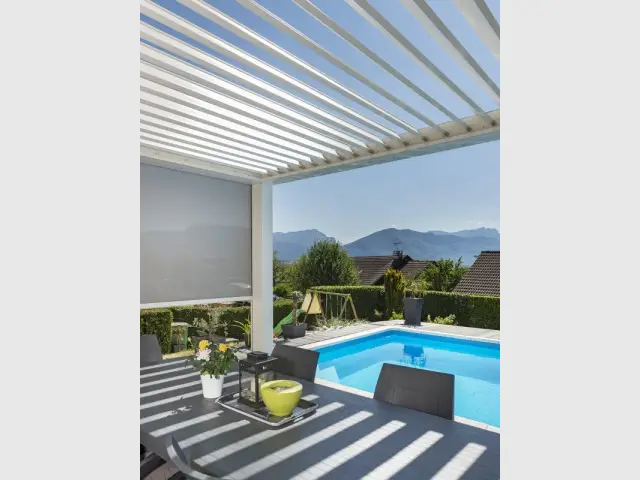 Une pergola bioclimatique plus performante  - Une pergola contemporaine magnifie une bâtisse