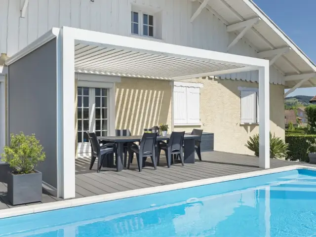 Une pergola moderne pour un chalet rustique  - Une pergola contemporaine magnifie une bâtisse