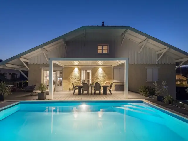 Une pergola moderne magnifie une propriété rustique - Une pergola contemporaine magnifie une bâtisse