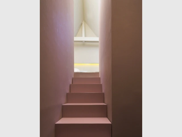 En haut de l'escalier coloré, la suite parentale - Un duplex aménagé autour d'un escalier canyon