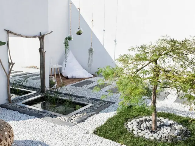 Une allée en lames d'ardoise pour un jardin zen - Une allée bien structurée pour mon jardin