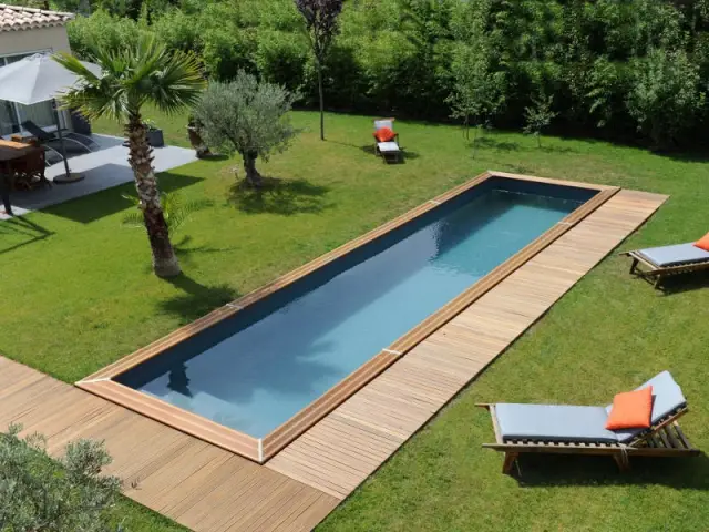 Une allée en lames de bois pour un jardin au naturel - Une allée bien structurée pour mon jardin