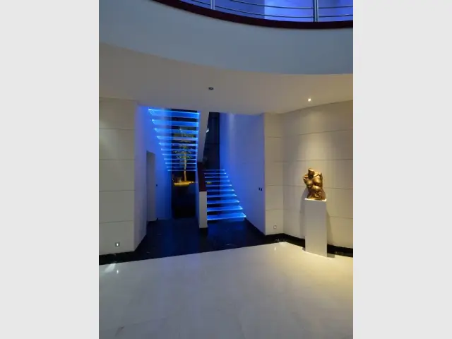 Une maison contemporaine dotée d'un escalier flottant  - Une maison contemporaine inspirée par les yachts