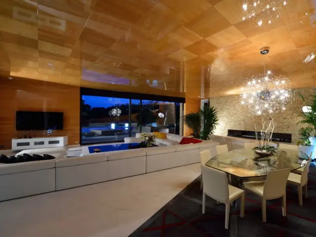 Un salon en marbre blanc pour une pièce à vivre lumineuse  - Une maison contemporaine inspirée par les yachts