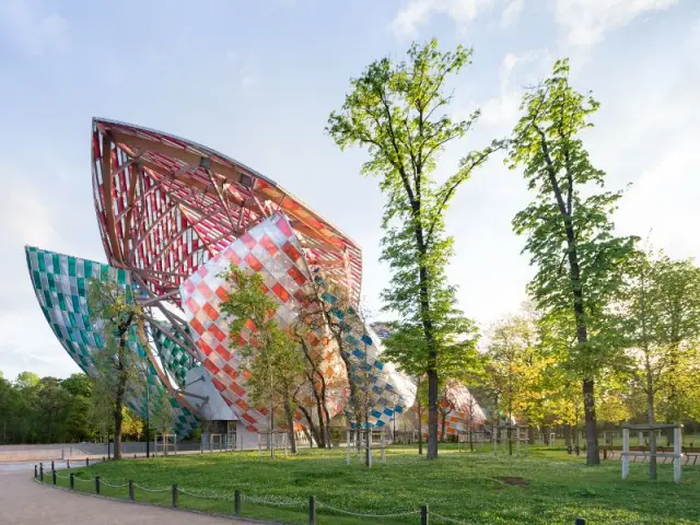 Une oeuvre architecturale intégrée dans son environnement - Fondation Louis Vuitton colorée par D. Buren