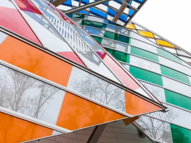 Une mosaïque déstructurée orne la Fondation Vuitton - Fondation Louis Vuitton colorée par D. Buren