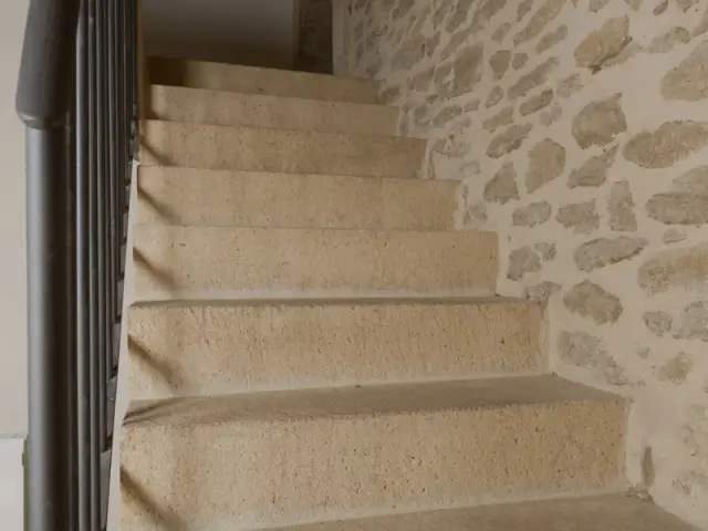 Un aménagement en béton fabriqué en atelier pour une facilité d'installation - Une grange rénovée en béton du sol au plafond