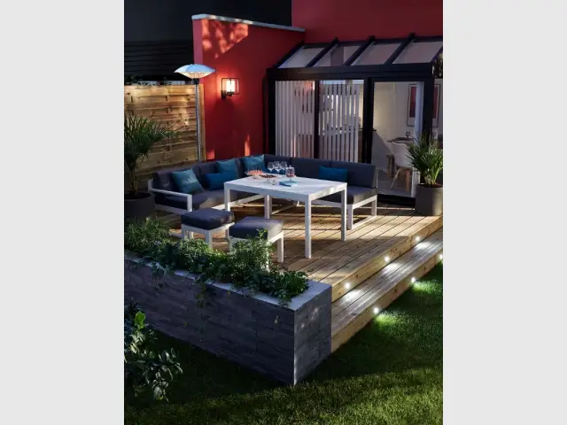 Des spots sur les marches pour une terrasse pratique - Un jardin bien éclairé