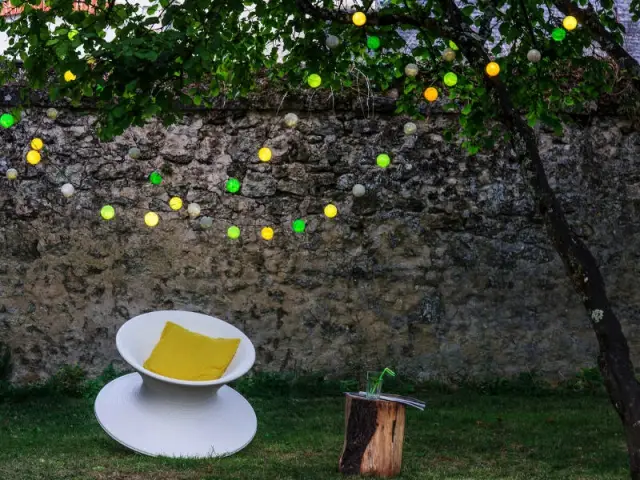 Une guirlande colorée pour un jardin festif - Un jardin bien éclairé