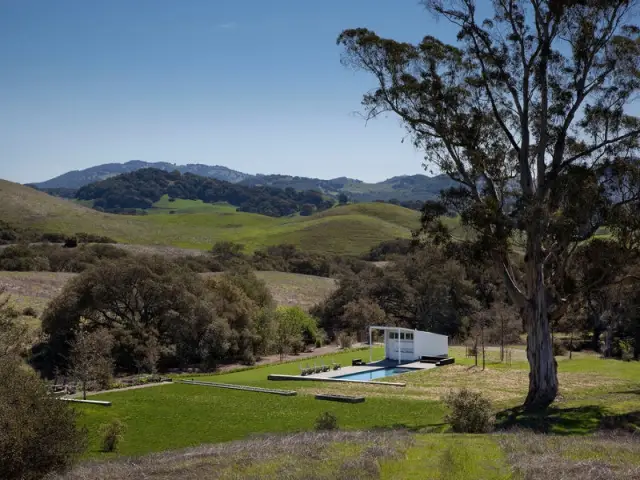 Une terrasse perdue dans le creux d'une vallée californienne - Un vieux ranch américain transformé en maison écologique