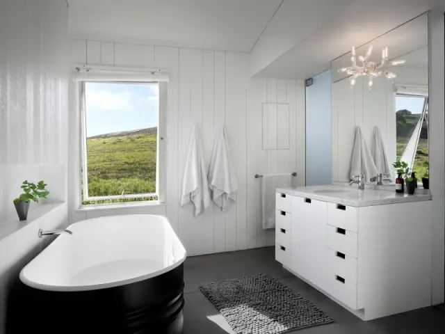 Une salle de bains avec une baignoire en forme d'abreuvoir - Un vieux ranch américain transformé en maison écologique