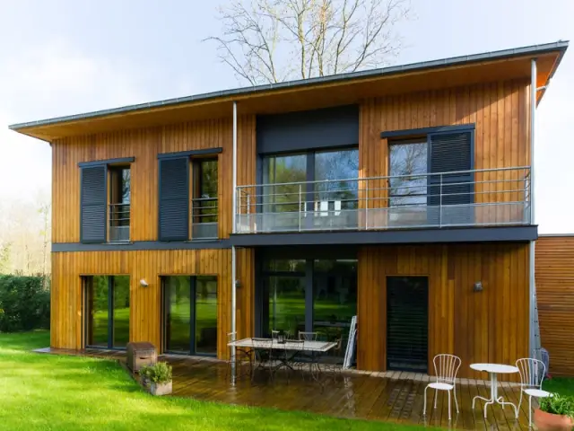 Un balcon sur pilotis pour éviter les fuites d'air - Une maison passive en bois bâtie dans la forêt