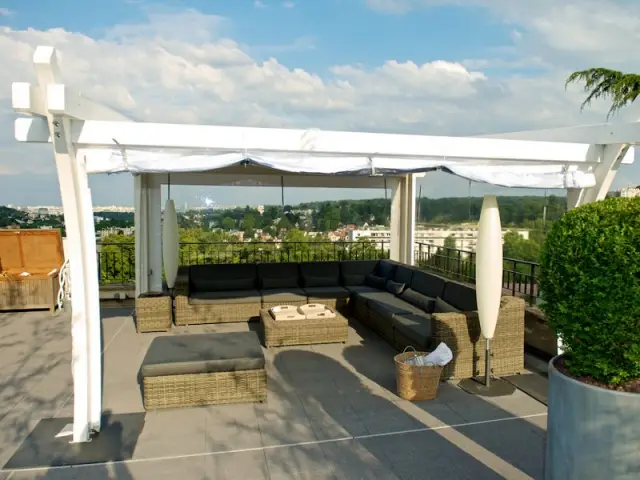 Un salon de jardin contemporain sous la pergola en bois - Une toiture terrasse avec deux pergolas